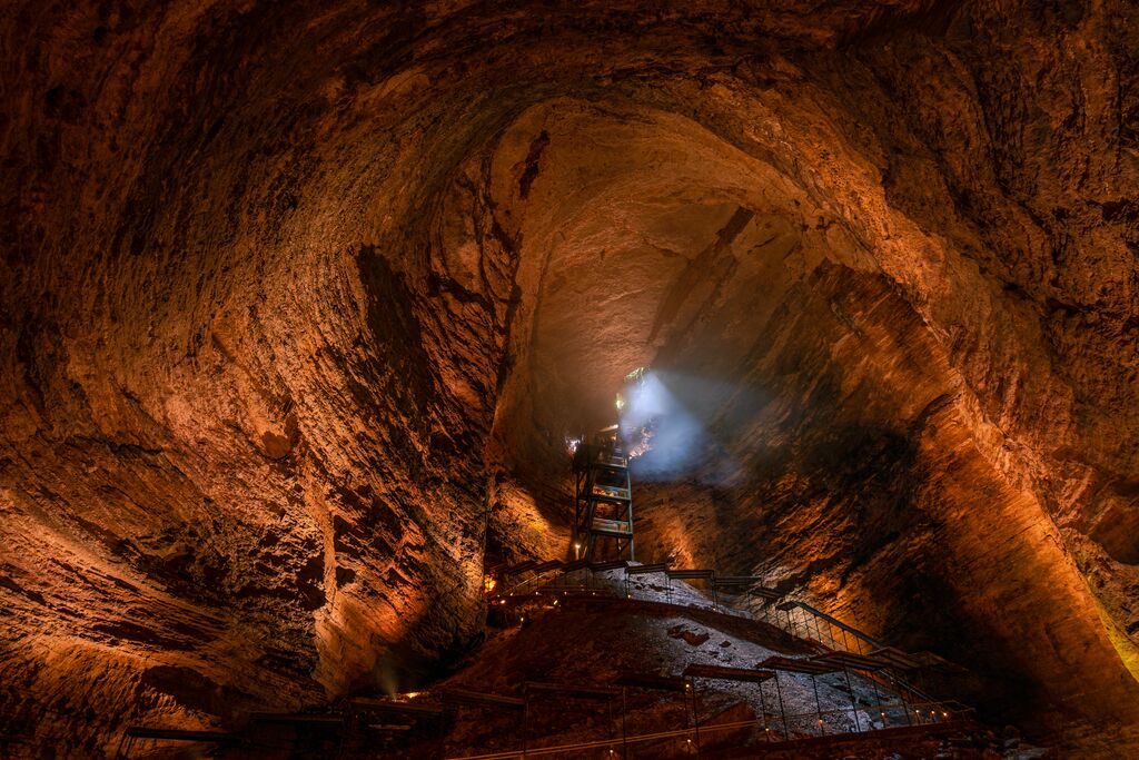The large entry room at Marvel Cave contains nearly 600 steps.
